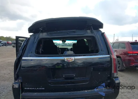 2016 Cadillac Escalade Luxury Collection z USA, uszkodzony, nr VIN 1GYS4BKJ3GR303207